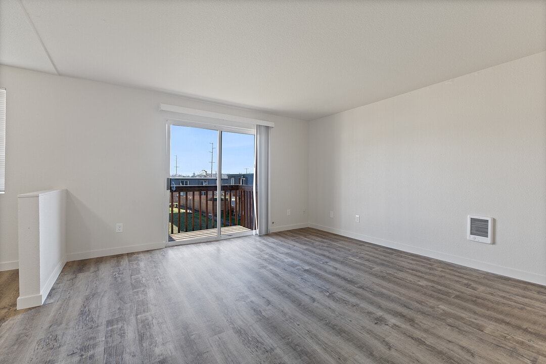 Crofton Apartments in Portland, OR - Building Photo