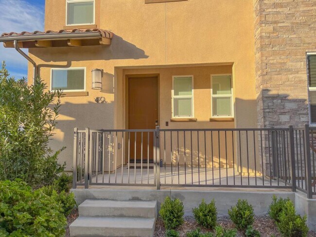 49 Sanctuary Ln in Mission Viejo, CA - Foto de edificio - Building Photo