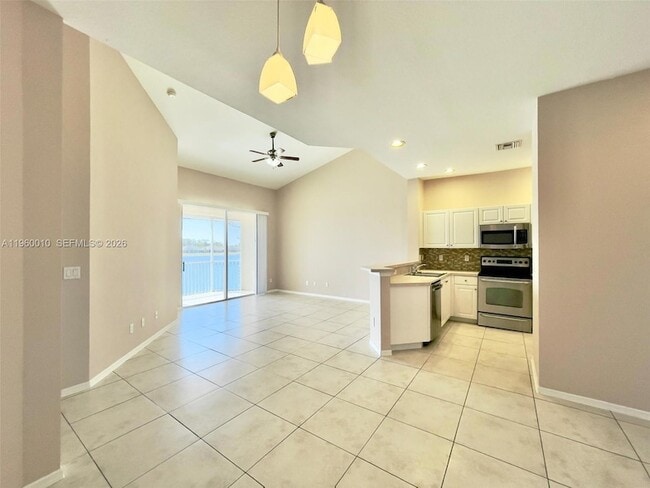 4256 Liron Ave, Unit 203 in Ft. Myers, FL - Building Photo - Building Photo