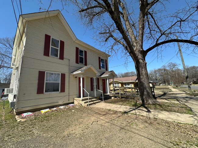 708 S Denver Ave in Russellville, AR - Foto de edificio - Building Photo