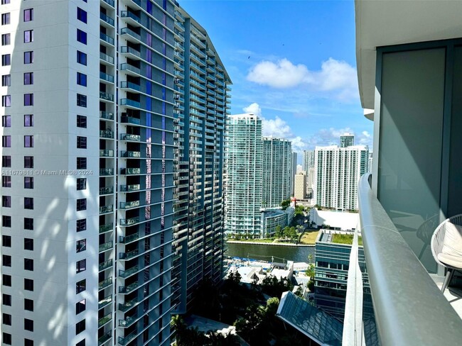 45 SW 9th St, Unit 3107 in Miami, FL - Building Photo - Building Photo