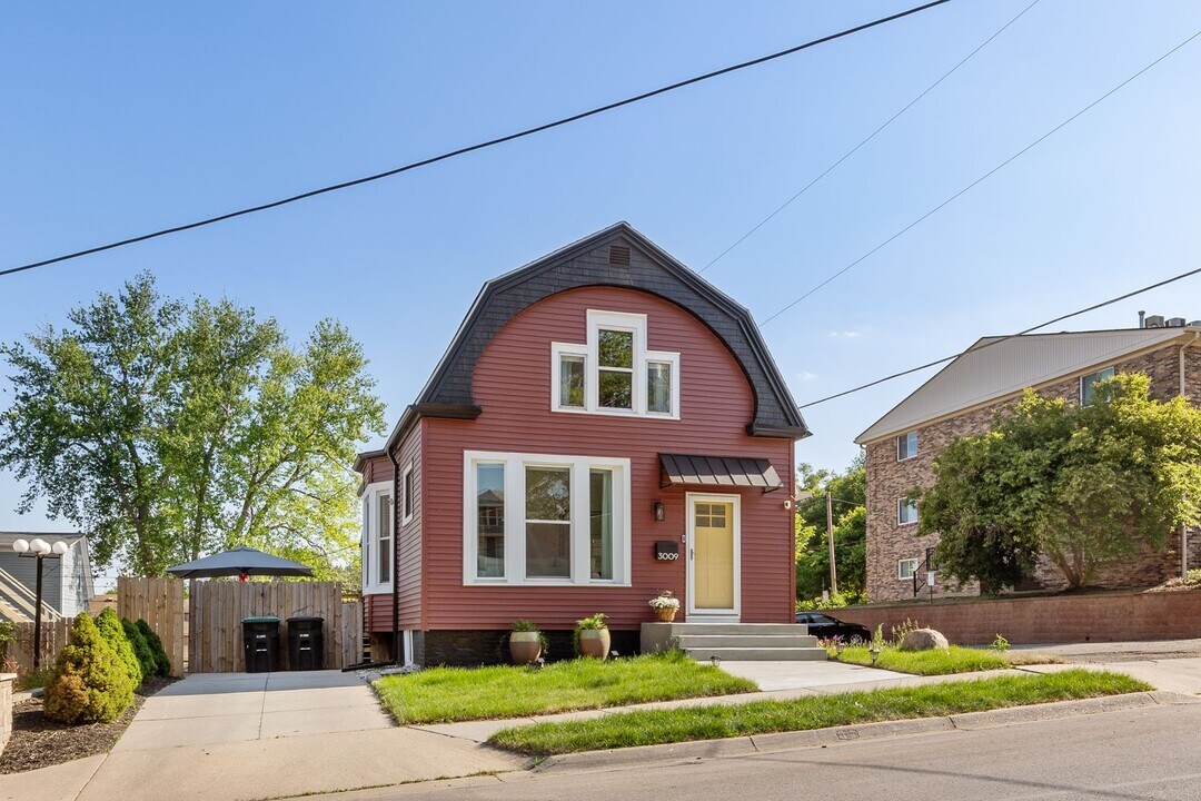 3009 Poppleton Ave in Omaha, NE - Building Photo