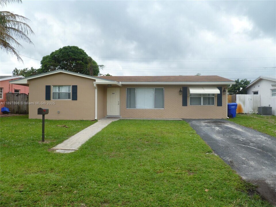 6580 Grant St in Hollywood, FL - Building Photo
