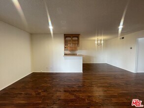 5330 Zelzah Ave in Los Angeles, CA - Building Photo - Building Photo