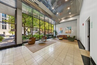 2754 N Hampden Ct in Chicago, IL - Building Photo - Building Photo