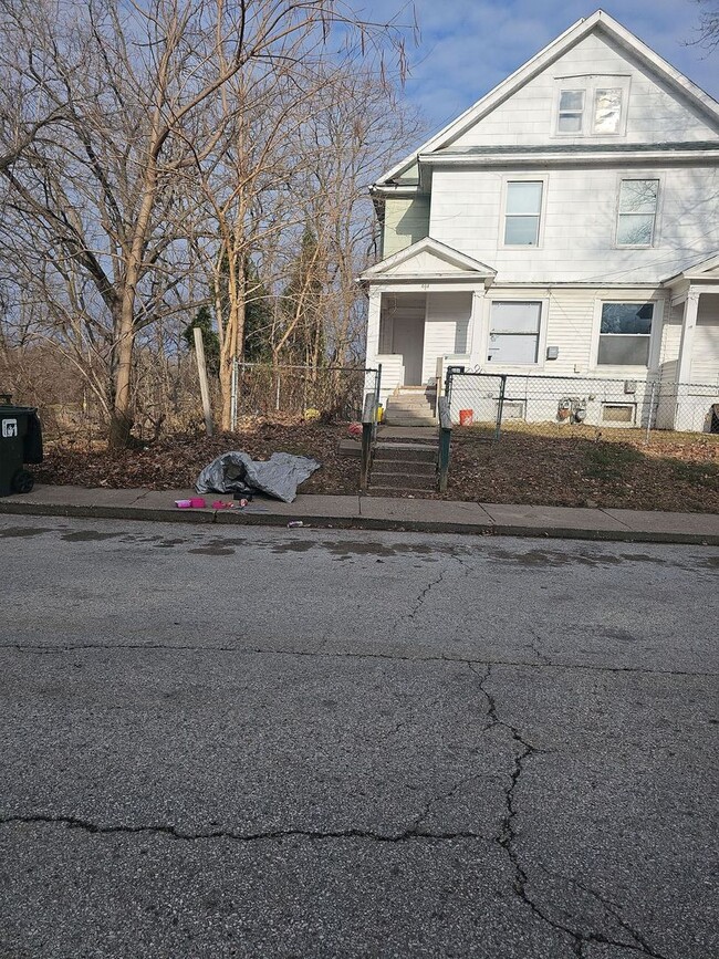 property at 606-608 W 9th St