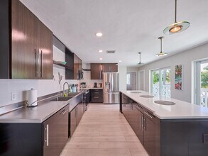 2649 Lake Dr in Riviera Beach, FL - Building Photo - Building Photo