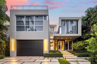 1379 N Venetian Way in Miami Beach, FL - Building Photo - Building Photo