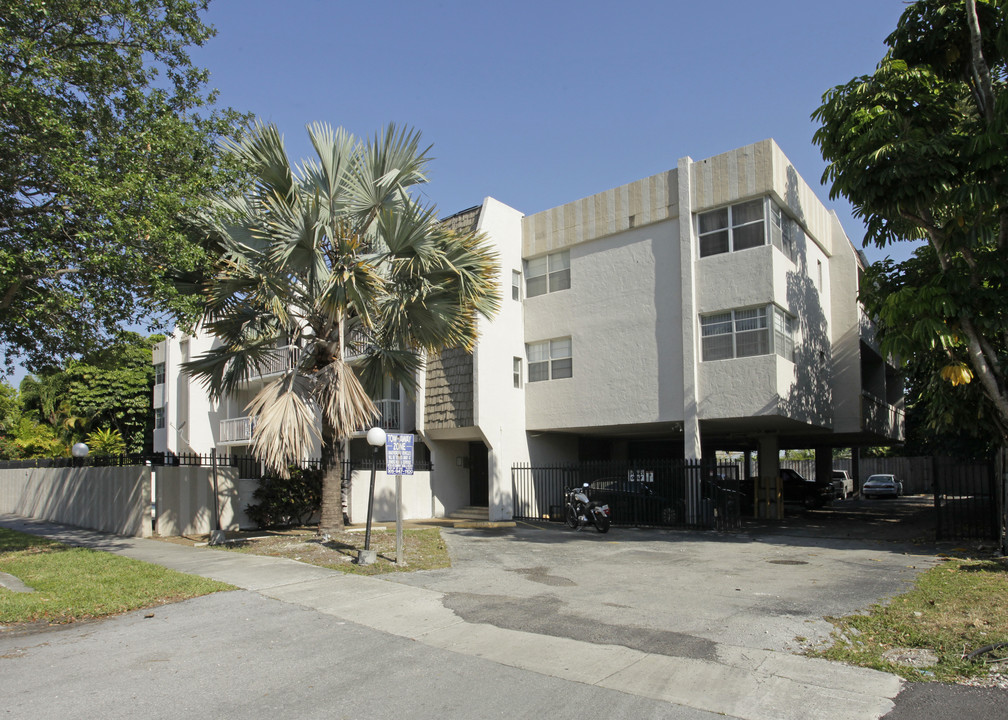 Townhouse Manor in Miami, FL - Building Photo