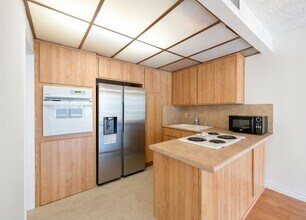 1300 Midvale Ave, Unit 409 in Los Angeles, CA - Foto de edificio - Building Photo