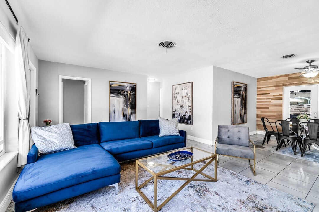 16025 NE 5th Ave in Miami, FL - Foto de edificio