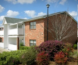 Mark V Apartments in Hattiesburg, MS - Foto de edificio - Building Photo