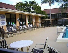 5849 Washington St in Hollywood, FL - Building Photo - Building Photo