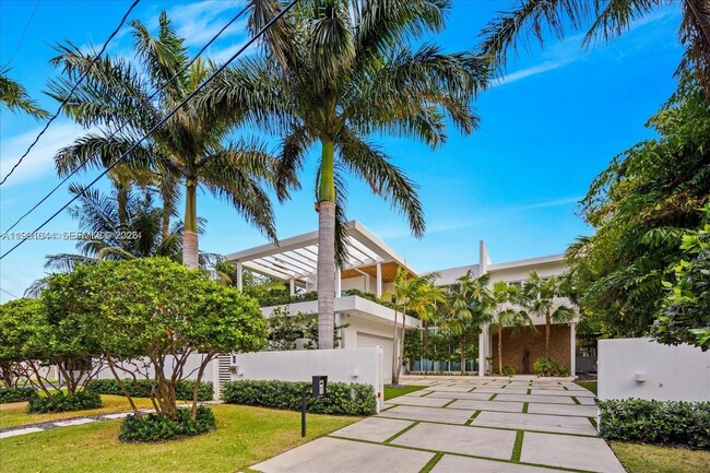 3465 Meridian Ave in Miami Beach, FL - Building Photo - Building Photo