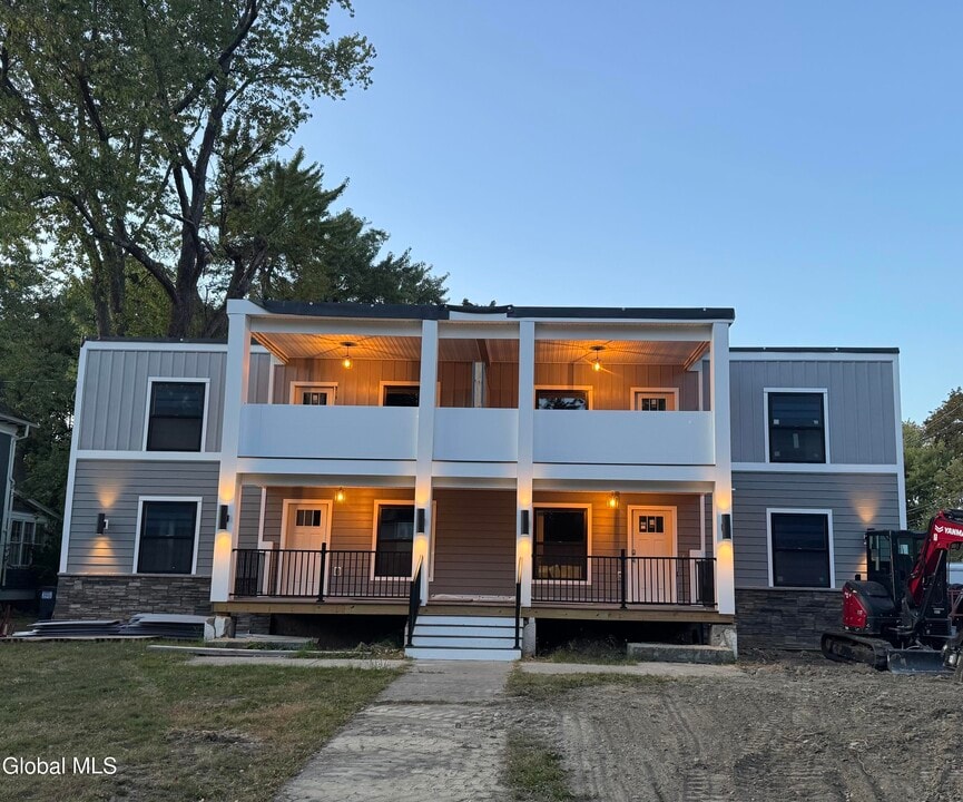 103 E High St in Ballston Spa, NY - Building Photo