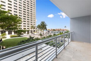 335 S Biscayne Blvd in Miami, FL - Building Photo