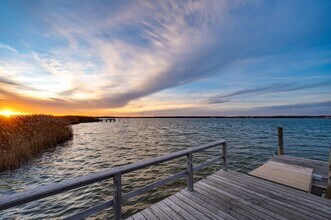 360 Dune Rd in Bridgehampton, NY - Foto de edificio - Building Photo