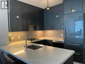 29 Queens Quay E in Toronto, ON - Building Photo - Building Photo