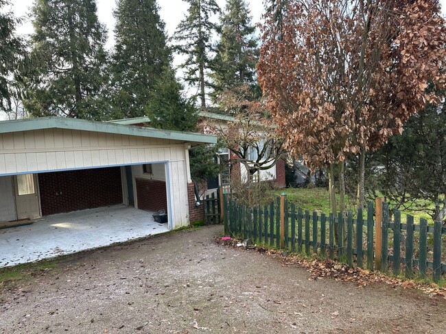 1180 E 37th Ave in Eugene, OR - Foto de edificio - Building Photo