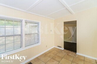 2450 Rolling View Dr in Smyrna, GA - Foto de edificio - Building Photo