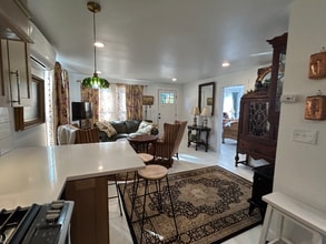 44 N H St in Cottage Grove, OR - Foto de edificio - Building Photo