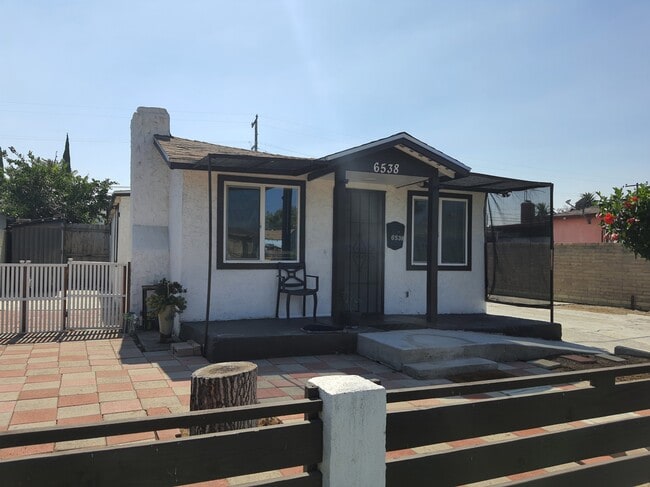6538 San Vincente St, Unit 6538 in Paramount, CA - Foto de edificio - Building Photo