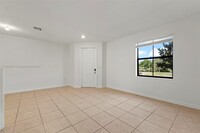 10861 W 32nd Ln in Hialeah, FL - Foto de edificio - Building Photo