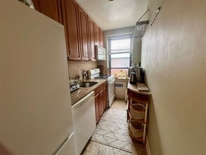 1 Town House Pl in Great Neck Plaza, NY - Building Photo - Building Photo
