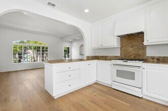 369 E 20th St in Costa Mesa, CA - Building Photo - Building Photo