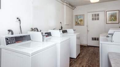 Lido Apartments - 10535 Rose Ave in Los Angeles, CA - Foto de edificio - Interior Photo