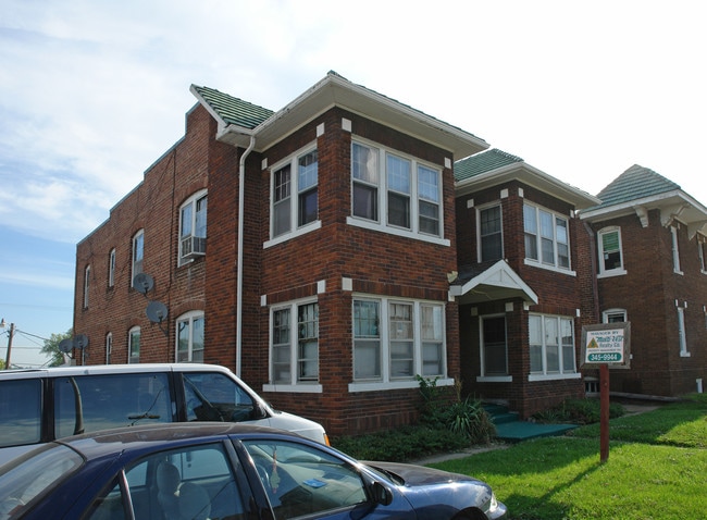 3406 Dodge St in Omaha, NE - Building Photo - Building Photo