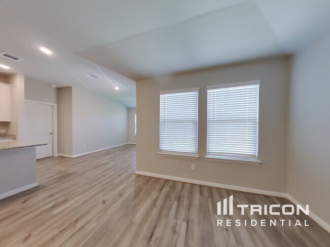 13685 Paxton Blvd in Saint Hedwig, TX - Foto de edificio - Building Photo