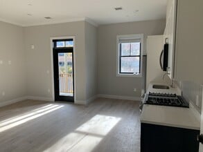 159 Everett St, Unit 204 in Boston, MA - Building Photo - Building Photo