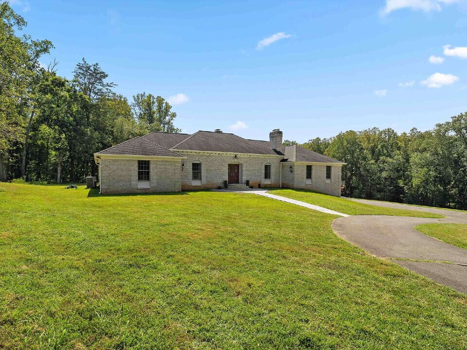 11311 Stuart Mill Rd in Oakton, VA - Building Photo