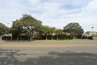 Queensland Manor North in Los Angeles, CA - Building Photo - Building Photo