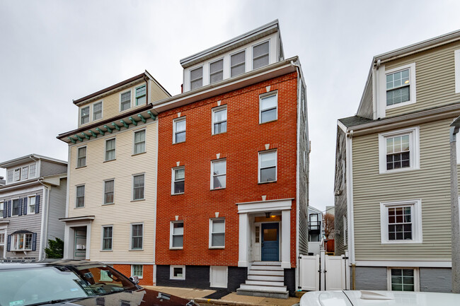 18 Allston St in Charlestown, MA - Building Photo - Primary Photo