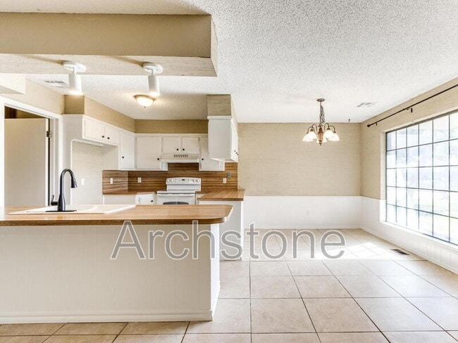 6605 Lyrewood Ln in Oklahoma City, OK - Building Photo - Building Photo