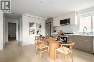 432 1st St E in North Vancouver, BC - Building Photo - Building Photo