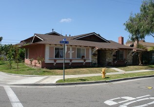 7672 Volga Dr in Huntington Beach, CA - Foto de edificio - Building Photo