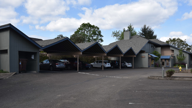 The Highlands Apartments in Milwaukie, OR - Foto de edificio - Building Photo