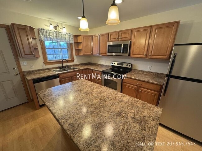 20 Main Rd N in Hampden, ME - Foto de edificio - Building Photo