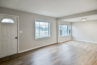 208 Harlem Rd in Machesney Park, IL - Building Photo - Building Photo