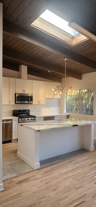 Oxnard Street Apartments in North Hollywood, CA - Building Photo