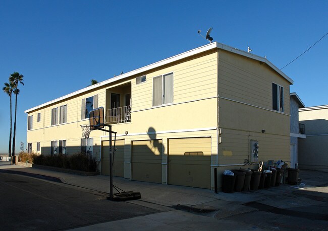 418 E Oceanfront in Newport Beach, CA - Foto de edificio - Building Photo