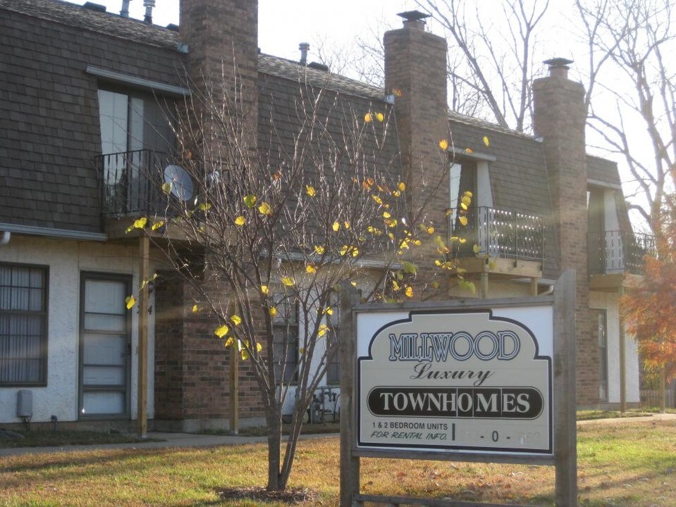 Millwood Townhomes & Apartments in Blue Springs, MO - Foto de edificio