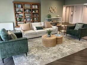 Paraclete Manor in Kansas City, MO - Foto de edificio - Building Photo