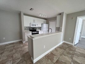 5451 Vineland Rd in Orlando, FL - Building Photo - Building Photo