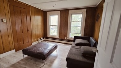 206 Lowell St, Unit Apt 2 in Manchester, NH - Building Photo - Building Photo