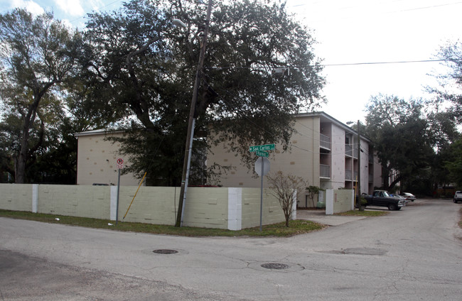 Tara Manor in Tampa, FL - Foto de edificio - Building Photo