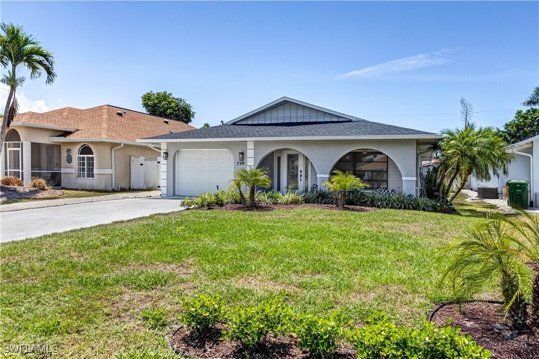 738 101st Ave N in Naples, FL - Building Photo